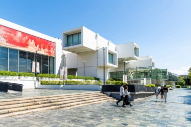 Taipei, Tayvan - 29 Ağustos 2021: Tayvan 'daki Taipei Güzel Sanatlar Müzesini ziyaret eden turistler. Çağdaş sanat sergileri için Tayvan 'da inşa edilen ilk müze..