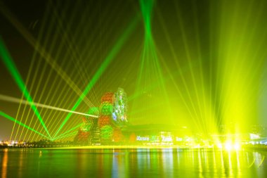 Kaohsiung, Tayvan - 24 Aralık 2021: Kaohsiung Müzik Merkezi Tayvan 'da yeni yıl tatili sırasında bir ışık ve ses gösterisi düzenledi..