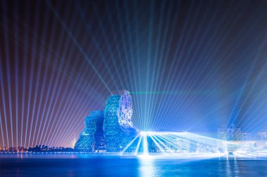 Kaohsiung, Tayvan - 24 Aralık 2021: Kaohsiung Müzik Merkezi Tayvan 'da yeni yıl tatili sırasında bir ışık ve ses gösterisi düzenledi..