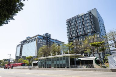 Kaohsiung, Tayvan... 11 Mart 2022: Dairesel hafif tren Tayvan 'daki Kaohsiung Yazılım Teknolojisi Parkı' ndan geçiyor..