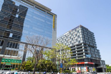 Kaohsiung, Tayvan... 11 Mart 2022: Tayvan 'daki Kaohsiung Yazılım Teknolojisi Parkının manzarası. Kaohsiung çok işlevli ekonomi ve ticaret parkında yer almaktadır..