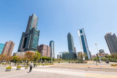 Kaohsiung, Tayvan... 11 Mart 2022 Kaohsiung, Tayvan 'daki metropol binasının düşük açılı görüntüsü.