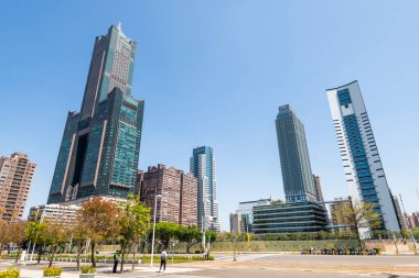Kaohsiung, Tayvan... 11 Mart 2022 Kaohsiung, Tayvan 'daki metropol binasının düşük açılı görüntüsü.