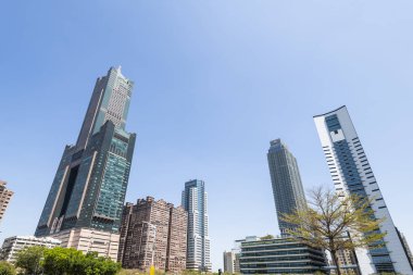 Kaohsiung, Tayvan... 11 Mart 2022 Kaohsiung, Tayvan 'daki metropol binasının düşük açılı görüntüsü.
