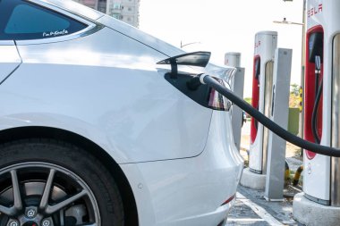 Kaohsiung, Tayvan- 11 Mart 2022: Tayvan 'da bir Tesla şarj istasyonunda şarj edilen elektrikli bir araca yakın çekim.