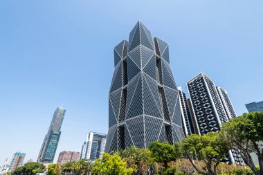 Kaohsiung, Tayvan... 11 Mart 2022: China Steel Corporation genel merkez binası ve Kaohsiung, Tayvan 'daki 85 Sky Tower manzarası.