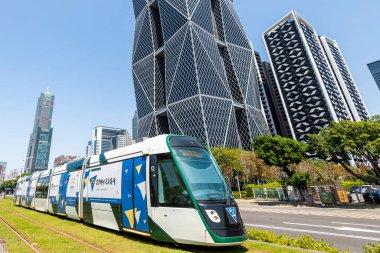 Kaohsiung, Tayvan... 11 Mart 2022: dairesel hafif tren ve Kaohsiung, Tayvan 'daki modern metropol binasının görüntüsü. Kaohsiung 'daki dairesel ışık ray sistemi Tayvan' da ilk..