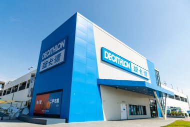 Kaohsiung, Tayvan 16 Mart 2022 Kaohsiung, Tayvan 'daki Decathlon Groupe mağazasının önü. Dünyanın en büyük spor malzemeleri zinciri..