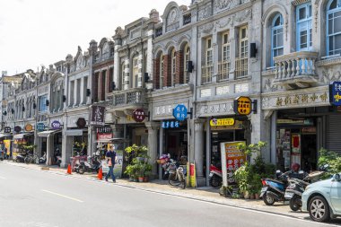 Tainan, Tayvan - 10 Nisan 2022: Turistler Tayvan 'ın Tainan kentindeki Xinhua eski caddesini ziyaret ettiler..