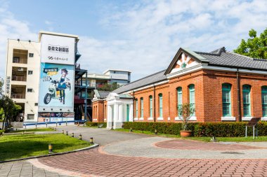 Tainan, Tayvan... 10 Nisan 2022: Tayvan 'daki Tainan Kültür ve Yaratıcı Park manzarası. Japon yönetimi sırasında, kırmızı tuğla bina Tayvan Valiliği 'nin Monopoly Bürosu şubesiydi..