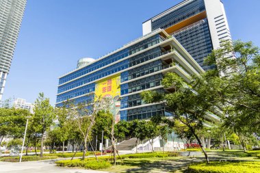 Kaohsiung, Tayvan - 25 Nisan 2022: Tayvan 'daki Kaohsiung Halk Kütüphanesi' nin düşük açılı görüntüsü.