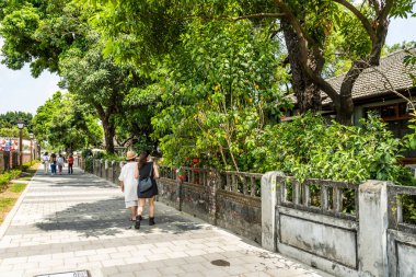 Pingtung, Tayvan- 29 Nisan 2022: Turistler Penghu, Tayvan 'daki Duxingshi Village Kültür Parkı' nı ziyaret ettiler. Eskiden orduya bağlı bir köydü, şimdi ise kültürel ve yaratıcı bir park..