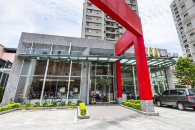 Kaohsiung, Tayvan - 29 Mayıs 2022: Kaohsiung, Tayvan şehir merkezindeki McDonald 's fast-food zincirinin görüntüsü. Gelir bakımından dünyanın en büyük restoran zinciri.. 