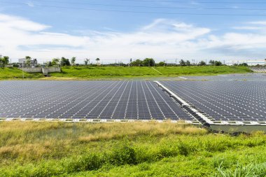 Kaohsiung, Tayvan 'daki sel toplama havzasında yüzen güneş enerjisi sisteminin görüntüsü.