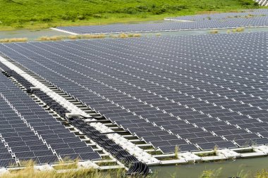 Kaohsiung, Tayvan 'daki sel toplama havzasında yüzen güneş enerjisi sisteminin görüntüsü.