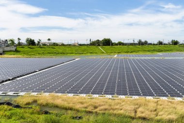 Kaohsiung, Tayvan 'daki sel toplama havzasında yüzen güneş enerjisi sisteminin görüntüsü.