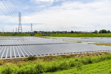 Kaohsiung, Tayvan 'daki sel toplama havzasında yüzen güneş enerjisi sisteminin görüntüsü.