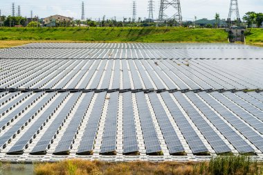 Kaohsiung, Tayvan 'daki sel toplama havzasında yüzen güneş enerjisi sisteminin görüntüsü.