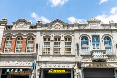 Tainan, Tayvan 13 Haziran 2022 Tainan, Tayvan 'daki Xinhua Old Street' in manzarası. Taiwan 'ın Japon hakimiyeti sırasında Barok tarzı binalar..