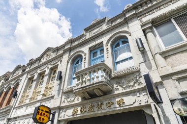 Tainan, Tayvan 13 Haziran 2022 Tainan, Tayvan 'daki Xinhua Old Street' in manzarası. Taiwan 'ın Japon hakimiyeti sırasında Barok tarzı binalar..