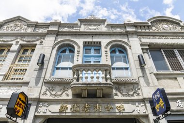 Tainan, Tayvan 13 Haziran 2022 Tainan, Tayvan 'daki Xinhua Old Street' in manzarası. Taiwan 'ın Japon hakimiyeti sırasında Barok tarzı binalar..