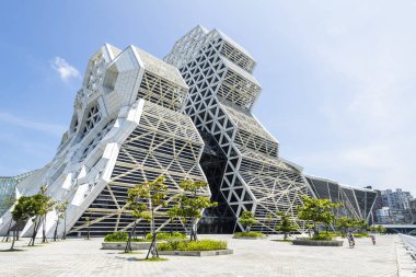 Kaohsiung, Tayvan- 19 Haziran 2022: Tayvan 'daki Kaohsiung Müzik Merkezi' nin düşük açılı görüntüsü. Kaohsiung Limanı kıyısındaki beyaz altıgen bina..