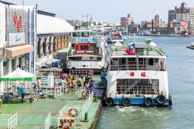 Kaohsiung, Tayvan- 19 Haziran 2022: Tayvan 'daki Kaohsiung' daki Gushan Feribot iskelesindeki feribot turistlerin binmesini bekliyor.