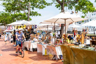 Kaohsiung, Tayvan - 19 Haziran 2022: Tayvan 'ın Kaohsiung kentindeki Pier-2 Sanat Merkezi' nde düzenlenen pazar etkinliklerini ziyaret edin.