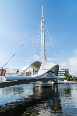 Kaohsiung, Tayvan - 9 Haziran 2022: Güzel Dagang Köprüsü 'nün (Great Harbor Köprüsü) Kaohsiung, Tayvan' daki Peng-lai Ticaret Limanı ile Pier-2 Sanat Merkezi 'ni birbirine bağlayan görüntüsü.