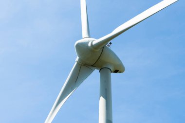 Mavi gökyüzü arka planına sahip rüzgar güç sistemlerinin yakın plan görüntüsü.