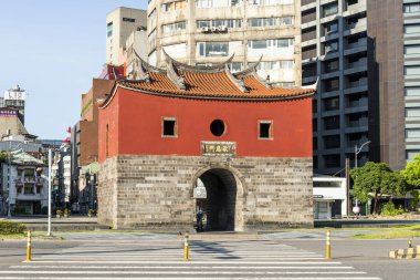 Taipei, Tayvan - 11 Temmuz 2022: Tayvan 'ın Taipei şehrindeki eski Kuzey Kapısı Şehir Duvarı' nın (Cheng 'en Gate) manzarası. Qing Hanedanlığı tarafından kuruldu..