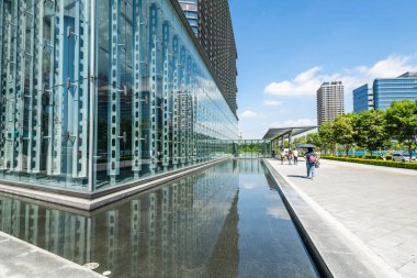 New Taipei City, Tayvan - 11 Temmuz 2022: New Taipei City, Tayvan 'daki Taipei Uzak Doğu Telekom Parkı' nın (Tpark) manzarası.