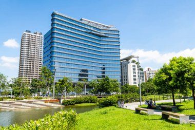 New Taipei City, Tayvan - 11 Temmuz 2022: New Taipei City, Tayvan 'daki Taipei Uzak Doğu Telekom Parkı' nın (Tpark) manzarası.