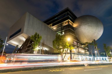 Taipei, Tayvan - 11 Temmuz 2022: Tayvan 'daki Taipei Gösteri Sanatları Merkezi' nin manzarası. Küp ve küre geometrisini birleştiren modern bir bina..