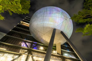 Taipei, Tayvan - 11 Temmuz 2022: Tayvan 'daki Taipei Gösteri Sanatları Merkezi' nin manzarası. Küp ve küre geometrisini birleştiren modern bir bina..