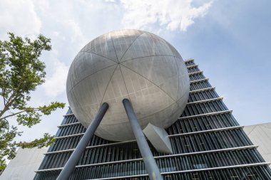Taipei, Tayvan - 12 Temmuz 2022: Tayvan 'daki Taipei Gösteri Sanatları Merkezi' nin manzarası. Küp ve küre geometrisini birleştiren modern bir bina..