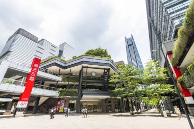 Taipei, Tayvan - 12 Temmuz 2022: Xinyi İş Bölgesi, Tayvan 'daki meydanın manzarası. Bölge, Taipei 'nin çeşitli mağazalar ve alışveriş merkezleri tarafından demirlenmiş ana alışveriş alanıdır..