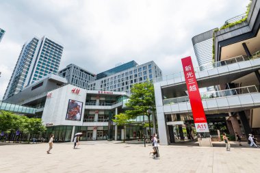 Taipei, Tayvan - 12 Temmuz 2022: Xinyi İş Bölgesi, Tayvan 'daki meydanın manzarası. Bölge, Taipei 'nin çeşitli mağazalar ve alışveriş merkezleri tarafından demirlenmiş ana alışveriş alanıdır..