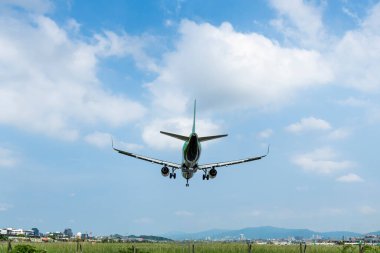 Taipei, Tayvan - 12 Temmuz 2022: Bir EVA Air Airbus A-321 uçağı Tayvan 'daki Taipei Songshan Havaalanı' na inmek üzeredir..