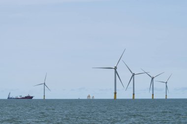 Tayvan 'ın batı kıyısındaki Açıklar rüzgar enerjisi sistemlerinin görüntüsü..