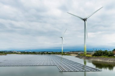 Tayvan 'ın Miaoli kentindeki Sel Gözaltı Göleti' nde yüzen güneş enerjisi sisteminin görüntüsü.