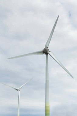 Mavi gökyüzü arka planına sahip rüzgar güç sistemlerinin yakın plan görüntüsü.