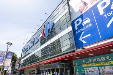 Kaohsiung, Tayvan 19 Temmuz 2022 Kaohsiung, Tayvan 'daki Carrefour Hypermarket' in manzarası. Merkezi Fransa 'nın Massy şehrinde bulunan çok uluslu bir perakende şirketi..