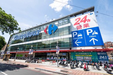 Kaohsiung, Tayvan 19 Temmuz 2022 Kaohsiung, Tayvan 'daki Carrefour Hypermarket' in manzarası. Merkezi Fransa 'nın Massy şehrinde bulunan çok uluslu bir perakende şirketi..