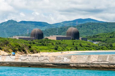 Pingtung, Tayvan- 22 Temmuz 2022: Pingtung, Tayvan 'daki Kenting Ulusal Parkı' ndaki Maanshan Nükleer Santrali. Tayvan 'ın üçüncü nükleer santrali..