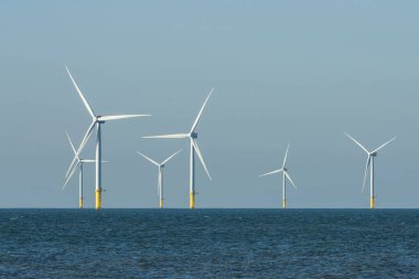 Tayvan 'ın batı kıyısındaki Açıklar rüzgar enerjisi sistemlerinin görüntüsü..