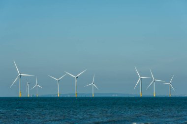 Tayvan 'ın batı kıyısındaki Açıklar rüzgar enerjisi sistemlerinin görüntüsü..