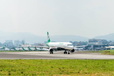 Taipei, Tayvan - 26 Temmuz 2022: Tayvan 'daki Taipei Songshan Havalimanı' ndan bir EVA Air Airbus A-321 uçağı kalkmak üzere..