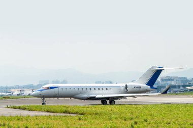 Taipei, Tayvan - 26 Temmuz 2022: Tayvan 'daki Taipei Songshan Havaalanı' ndan bir Gulfstream uçağı kalkmak üzere..
