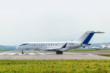 Taipei, Tayvan - 26 Temmuz 2022: Tayvan 'daki Taipei Songshan Havaalanı' ndan bir Gulfstream uçağı kalkmak üzere..